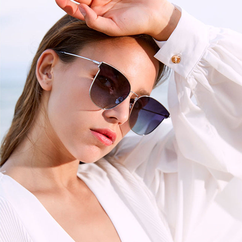 Polarized anti-ultraviolet butterfly frame sunglasses with TAC lenses and memory titanium frame in gold and silver for men and women
